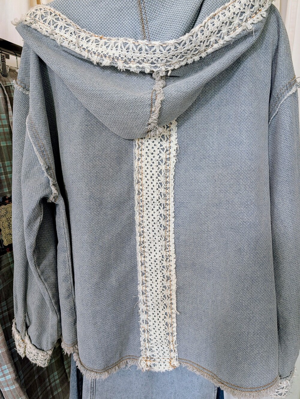 LAST ONE-POL LIGHTWEIGHT JACKET-DENIM WITH BEAUTIFUL CROCHET TRIM AND PATCHWORK - Picture 4 of 4